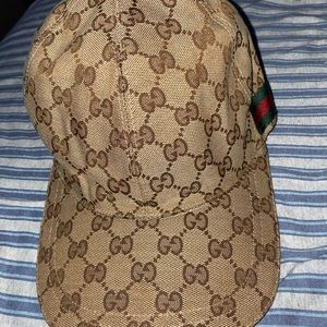 Gucci hat worn once still in brand new condition size M